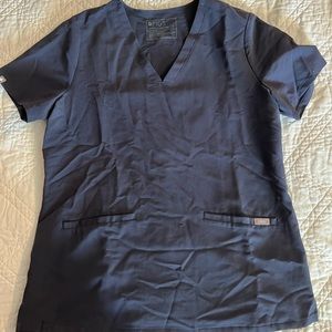 Figs dark harbor scrub set